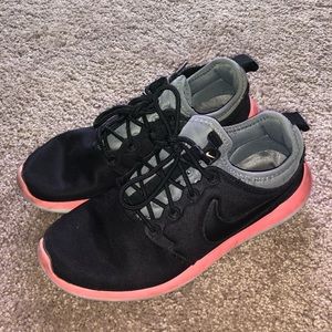 🌷$5 SALE 🌷 Nike Roshe size 6.5